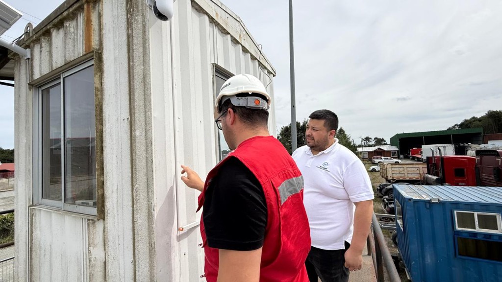 Cámara solar de seguridad Eufy instalada