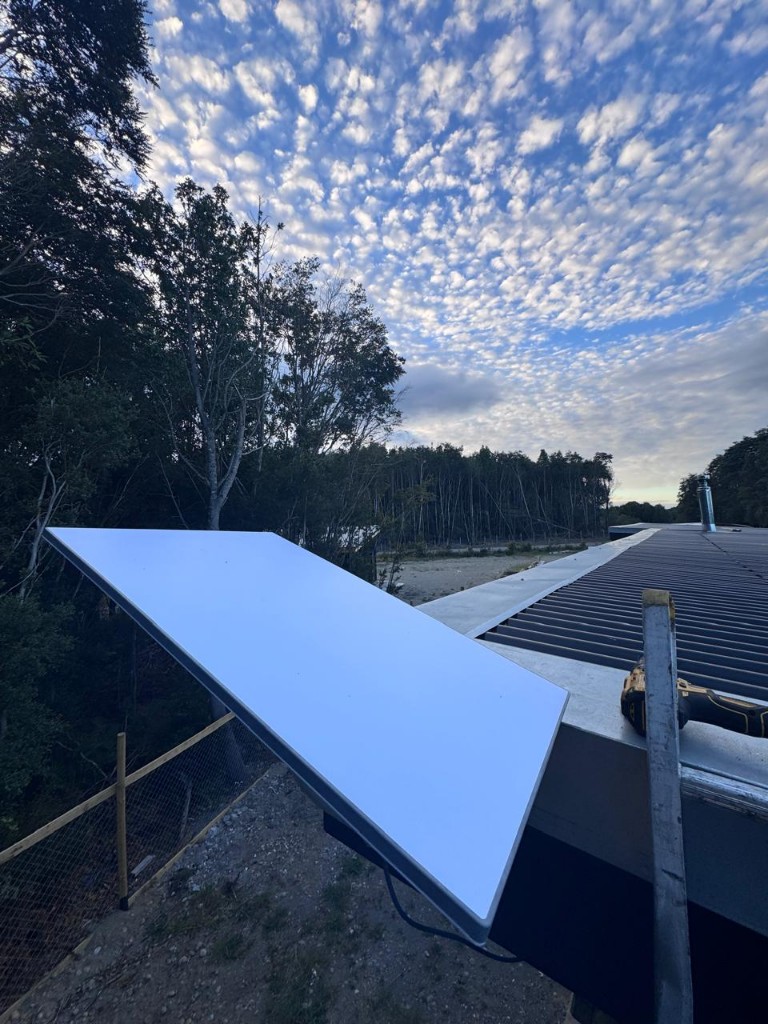 Instalación de antena Starlink en techo